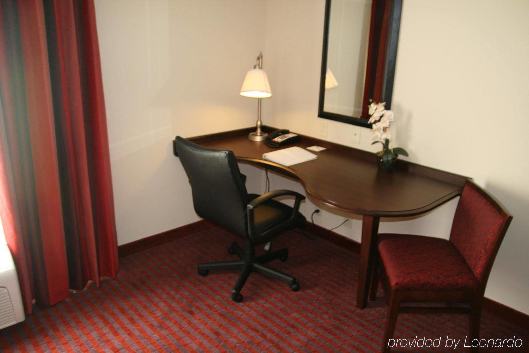 Hampton Inn Richmond - Airport Сандстон Номер фото