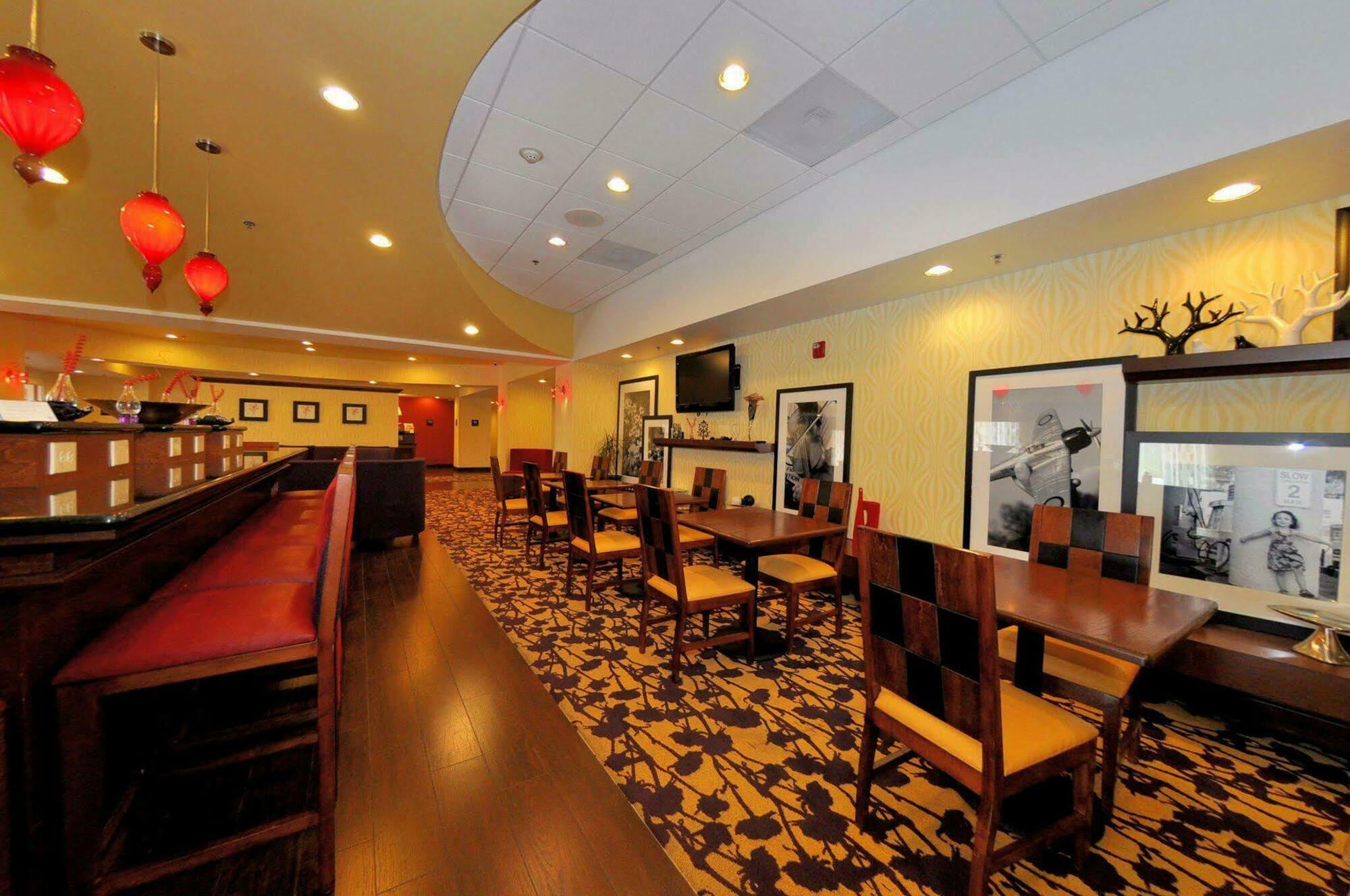Hampton Inn Richmond - Airport Сандстон Ресторан фото